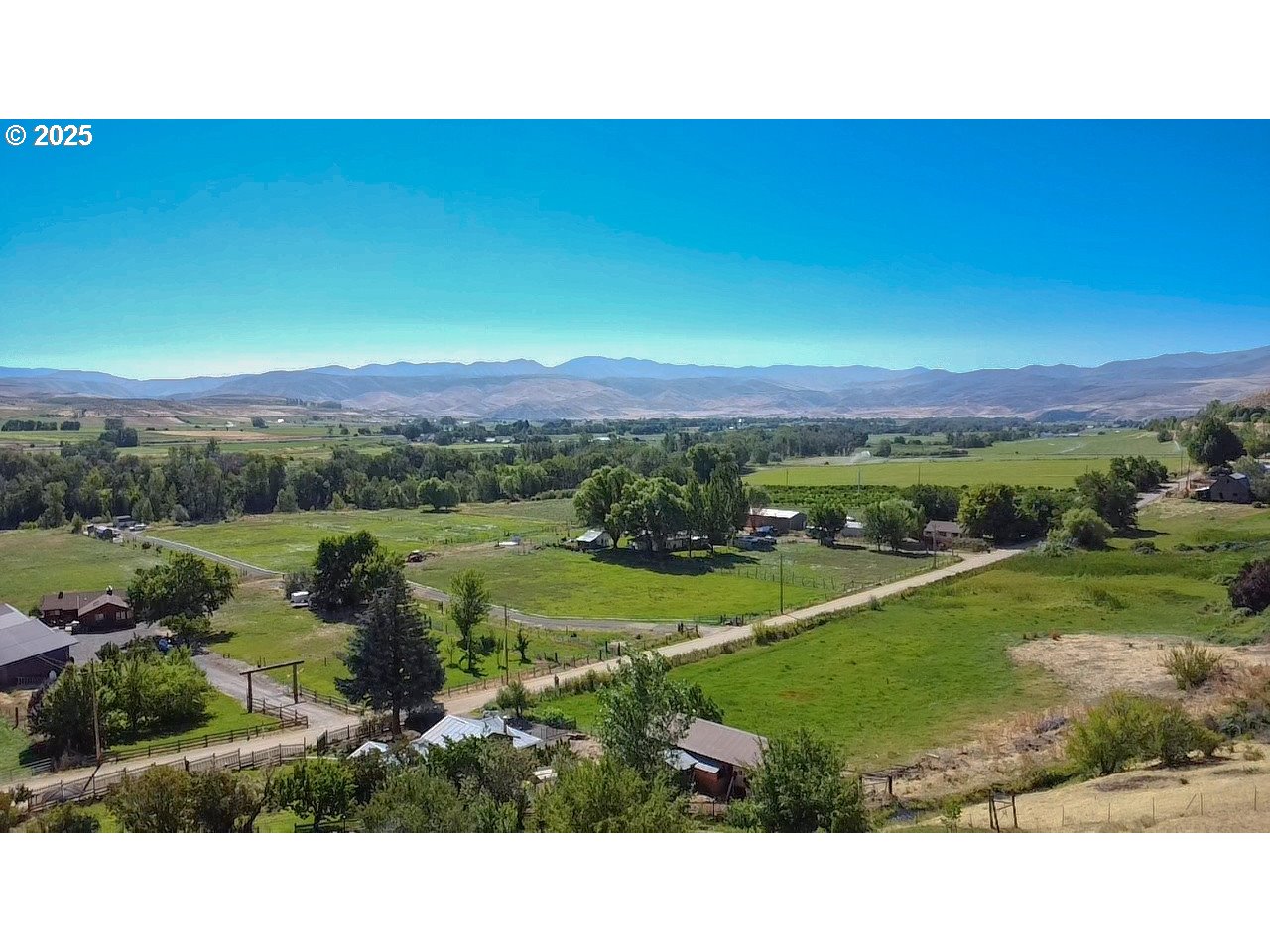 43580 Old Foothill Road Richland, OR 97870 - Photo 31 of 33 a view of a city with mountains in the background