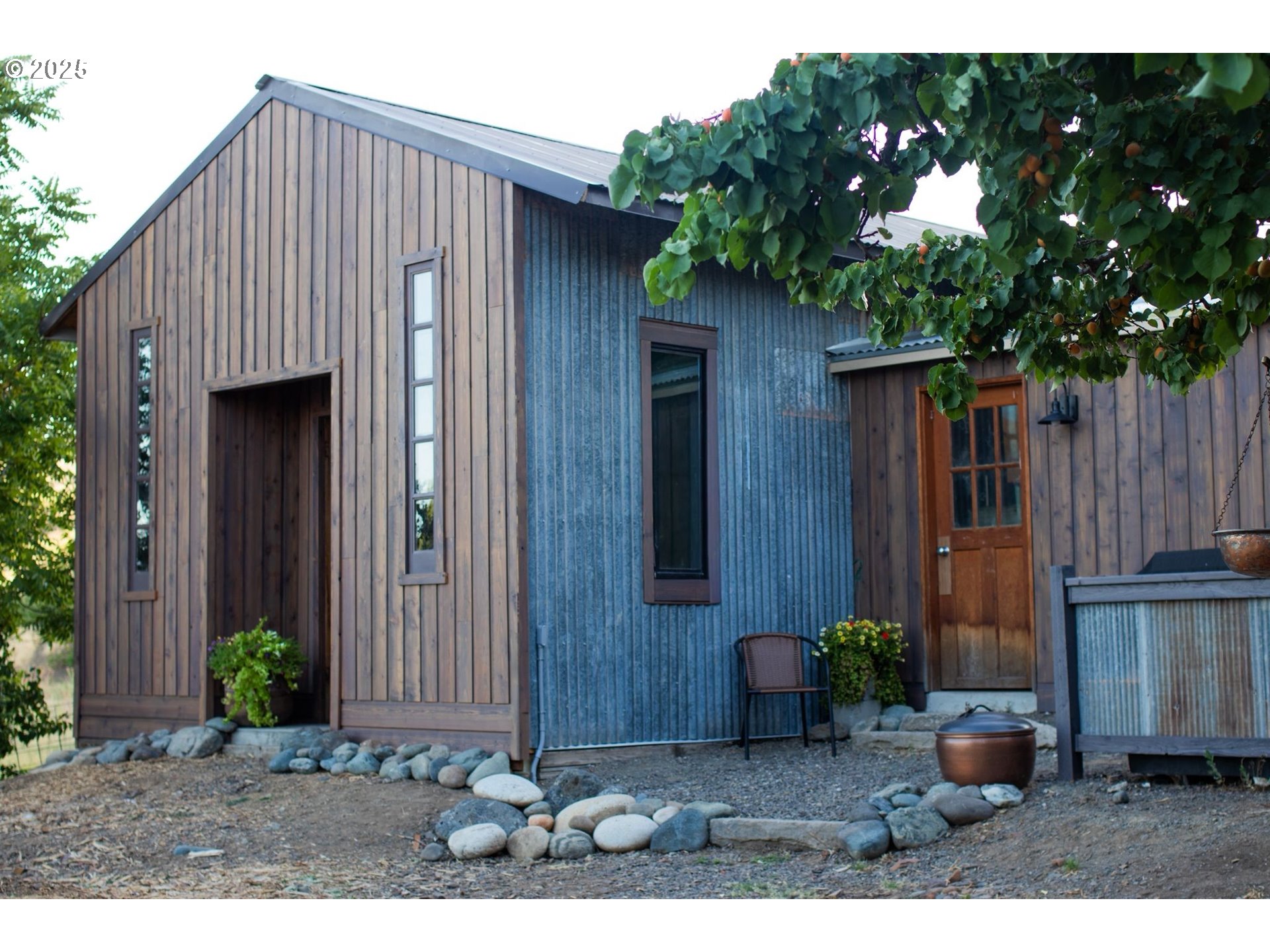 43580 Old Foothill Road Richland, OR 97870 - Photo 33 of 33 a backyard of a house with potted plants and a tree