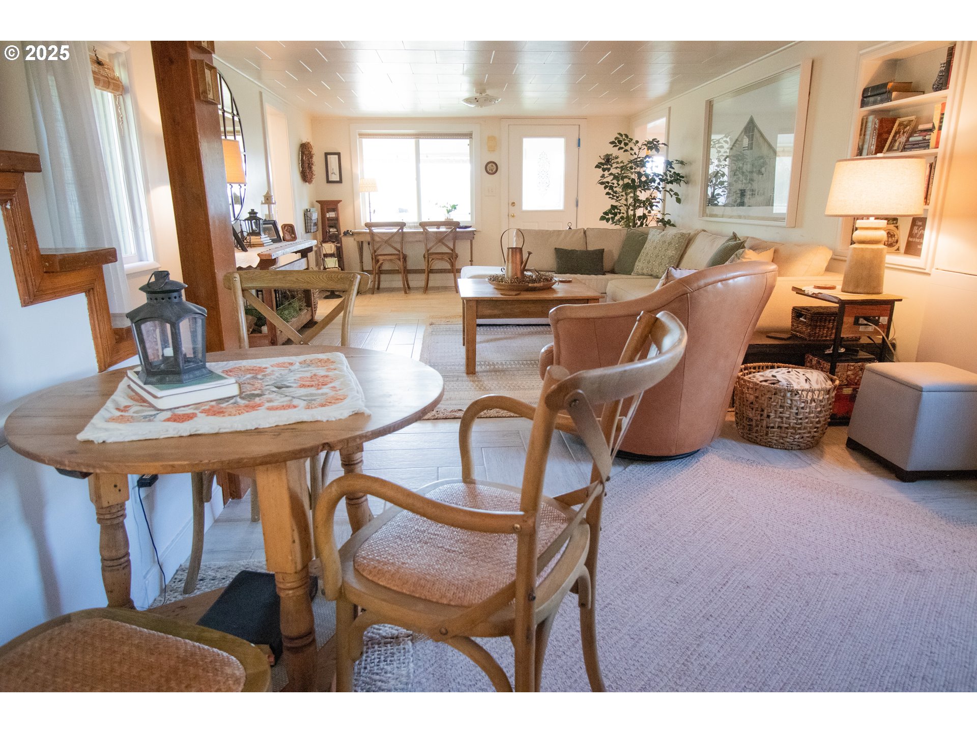 43580 Old Foothill Road Richland, OR 97870 - Photo 5 of 33 a living room with furniture a large window and wooden floor