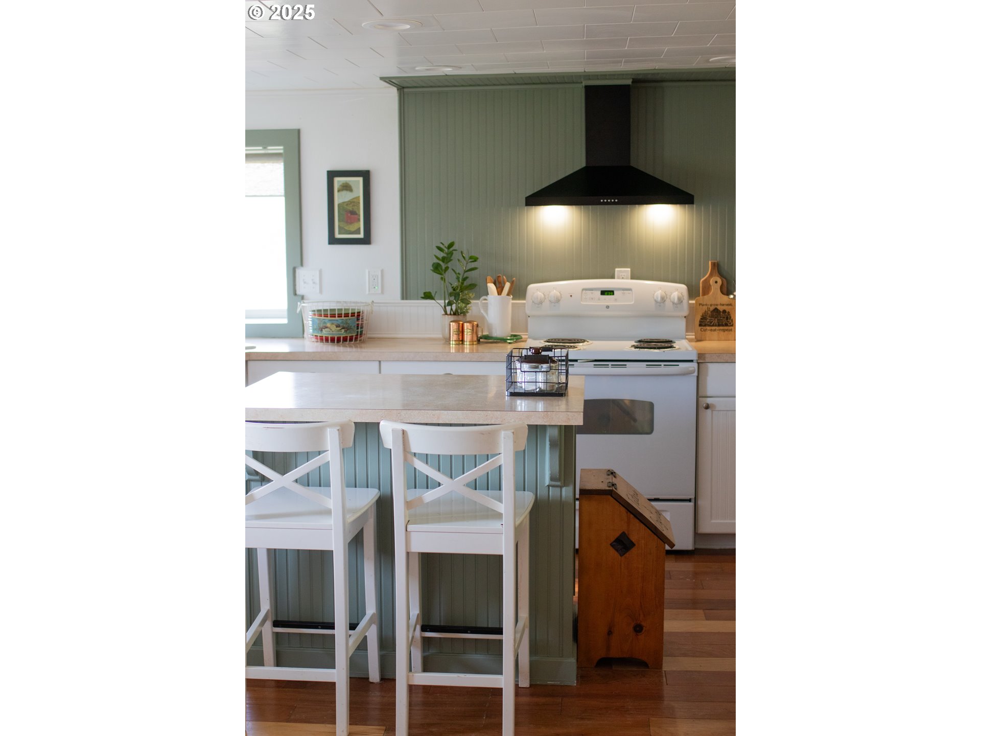 43580 Old Foothill Road Richland, OR 97870 - Photo 7 of 33 a view of a hallway with a livingroom and furniture