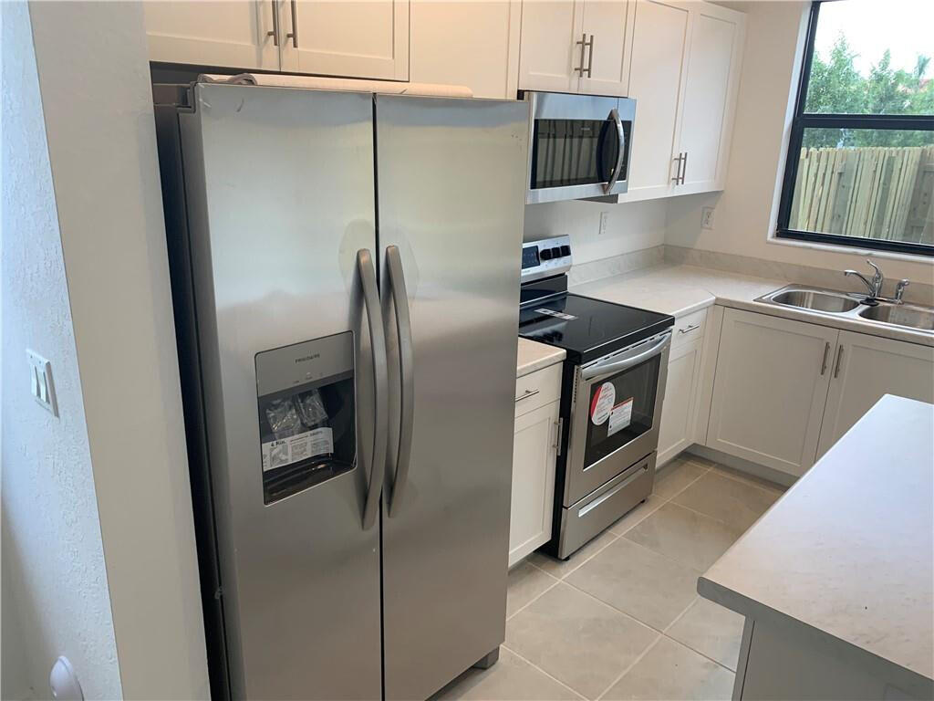 28730 Southwest 132nd Court Homestead, FL 33033 - Photo 11 of 36 20211228030825267858000000-o