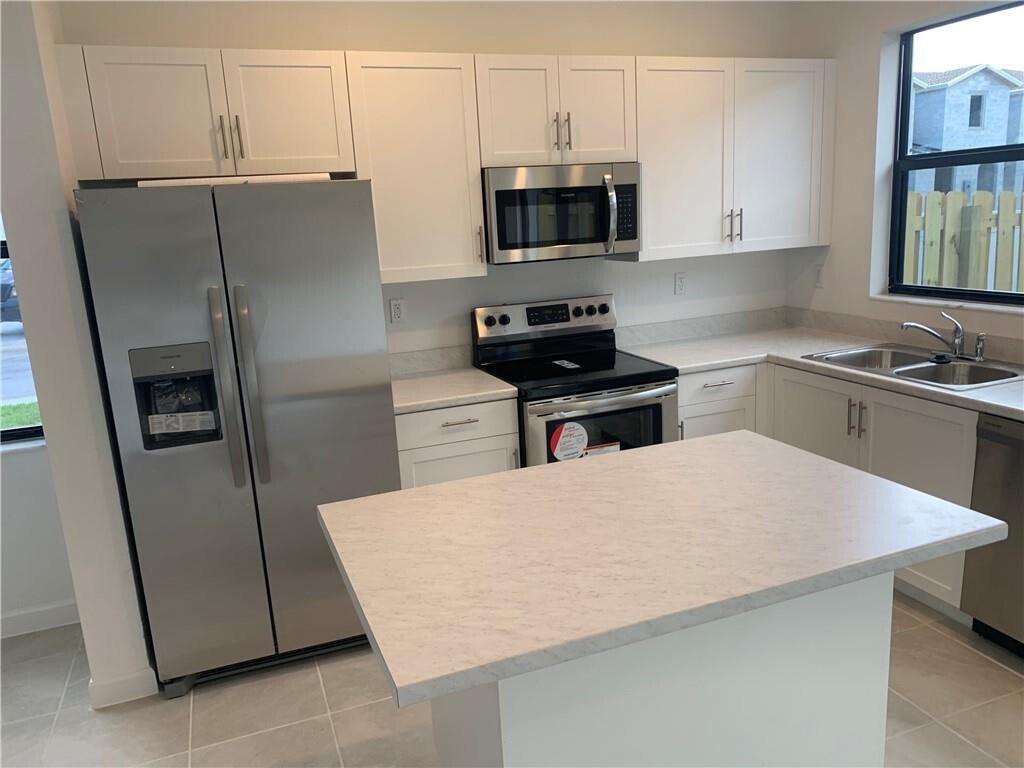 28730 Southwest 132nd Court Homestead, FL 33033 - Photo 12 of 36 20211228030829225468000000-o