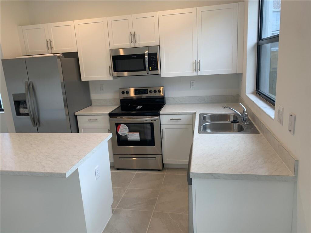 28730 Southwest 132nd Court Homestead, FL 33033 - Photo 9 of 36 20211228030826582608000000-o