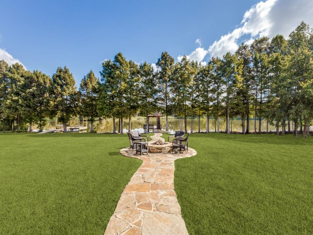 5848 Lago Vista Athens, TX 75752 - Photo 22 of 33 a garden view with a fountain
