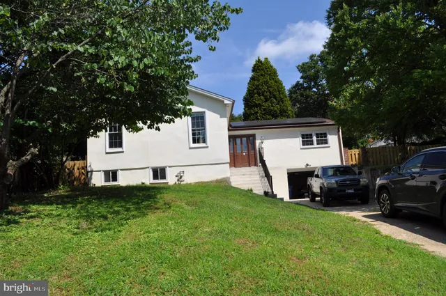a view of a house with backyard
