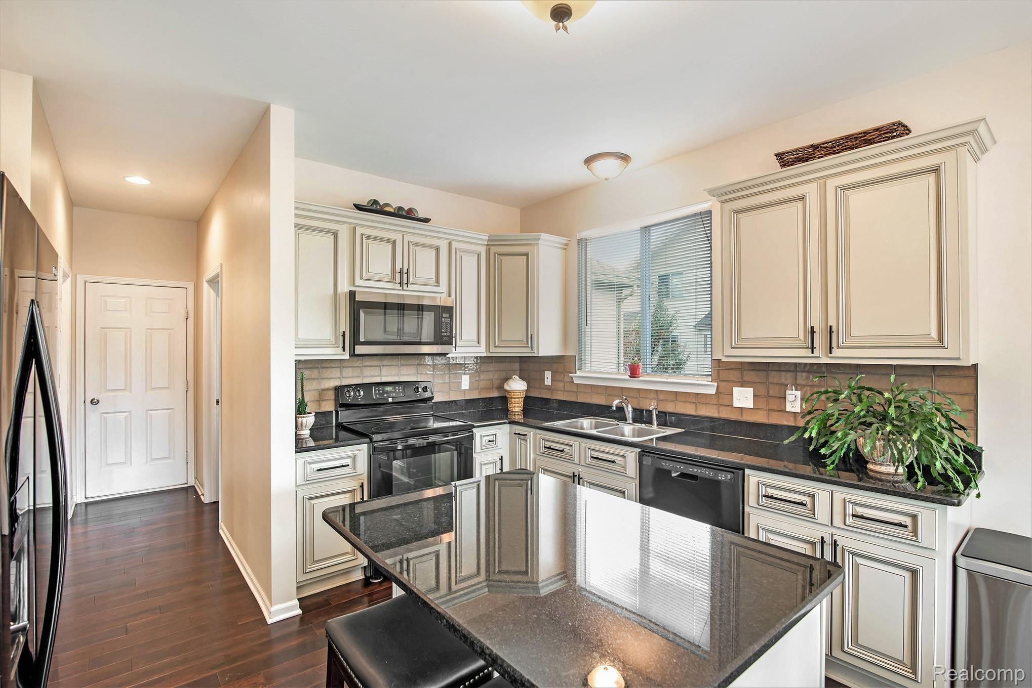 1377 Ridge View Court Grand Blanc, MI 48439 - Photo 12 of 36 15.jpg