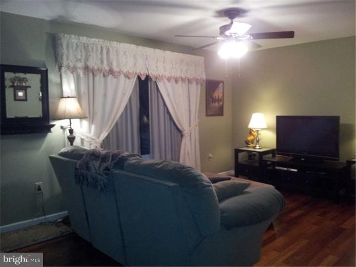 419 Hartford Road Mount Laurel, NJ 08054 - Photo 4 of 25 Living Room