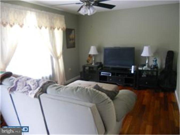 419 Hartford Road Mount Laurel, NJ 08054 - Photo 6 of 25 Living Room