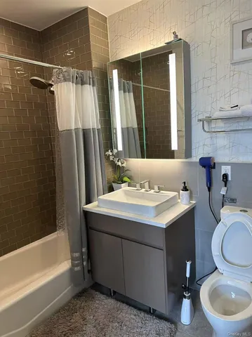 $6,495 | 27-17 42nd Road, Unit 15A | Long Island City
