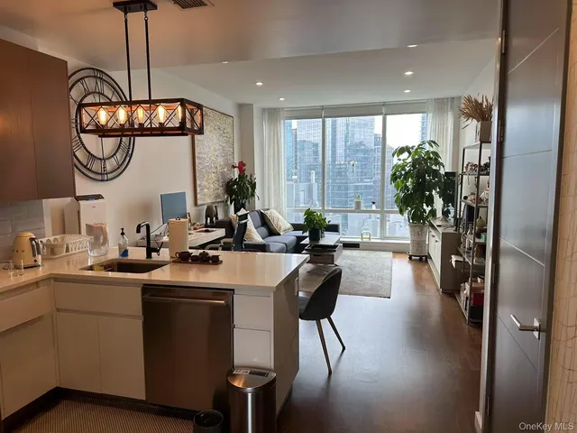 $6,495 | 27-17 42nd Road, Unit 15A | Long Island City
