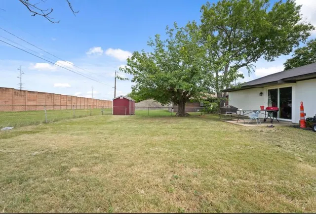 a view of outdoor space yard and basketball court