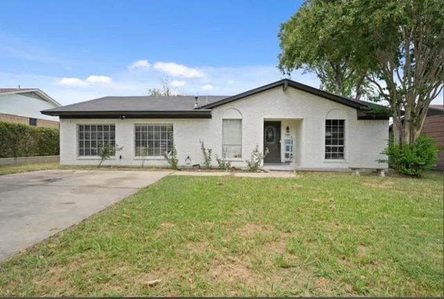 a view of a house with backyard and porch