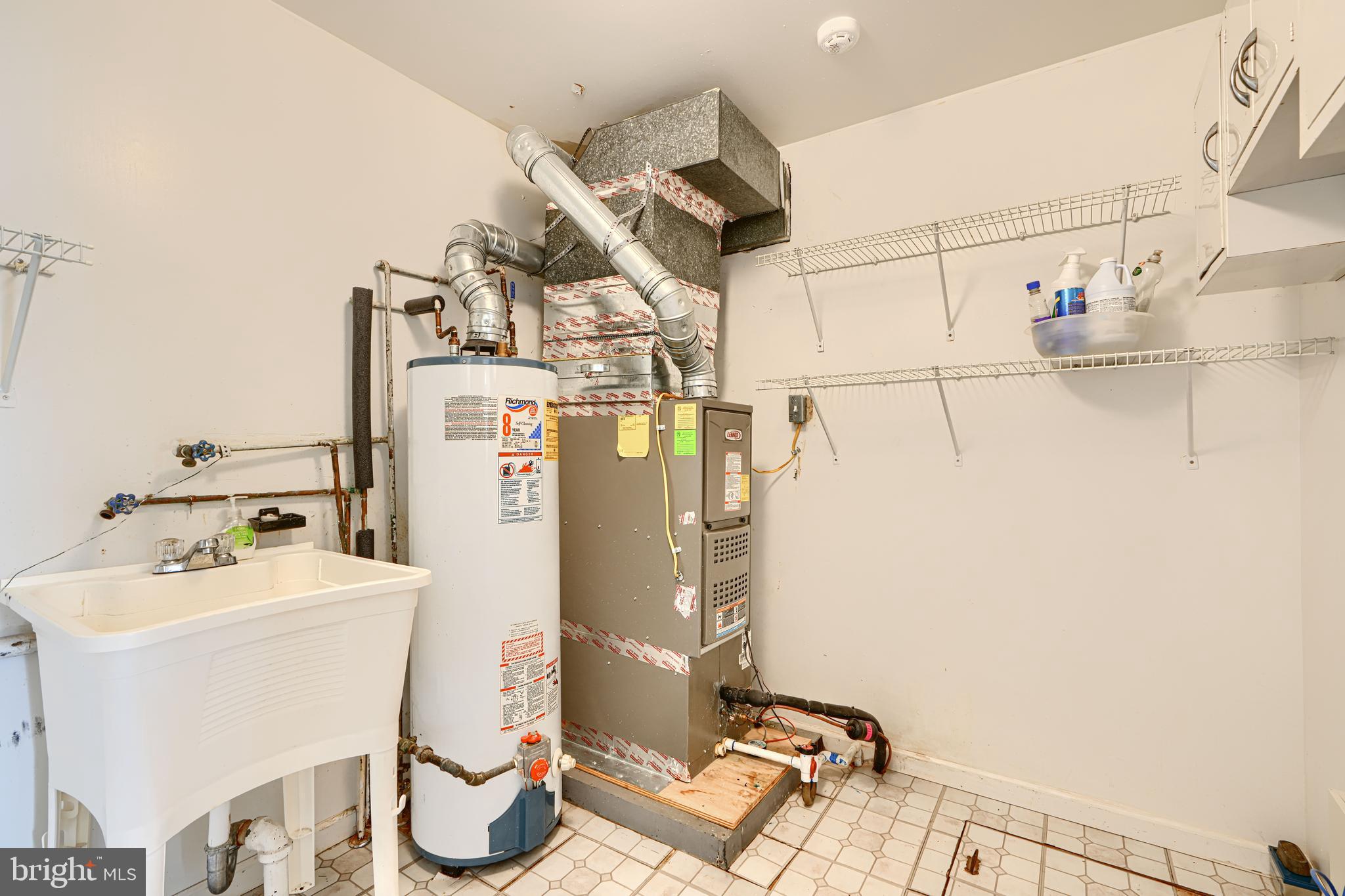 930 Sedgley Road Baltimore, MD 21228 - Photo 36 of 43 a utility room with dryer and washer