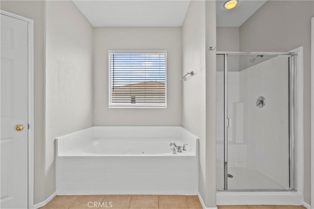 5741 Spice Street Lancaster, CA 93536 - Photo 39 of 44 Bathroom Jacuzzi Tub