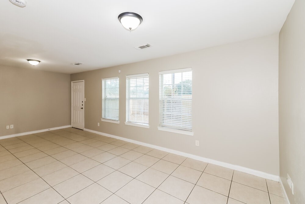 4966 North Cancun Drive Houston, TX 77045 - Photo 4 of 17