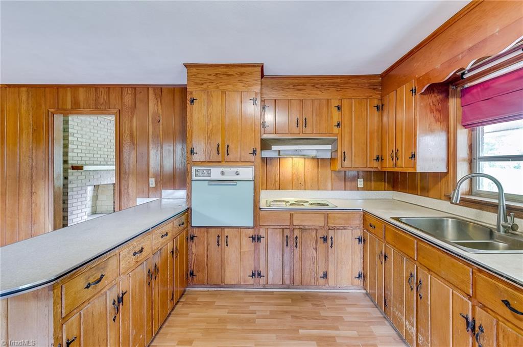 2015 Hickswood Road High Point, NC 27265 - Photo 3 of 24