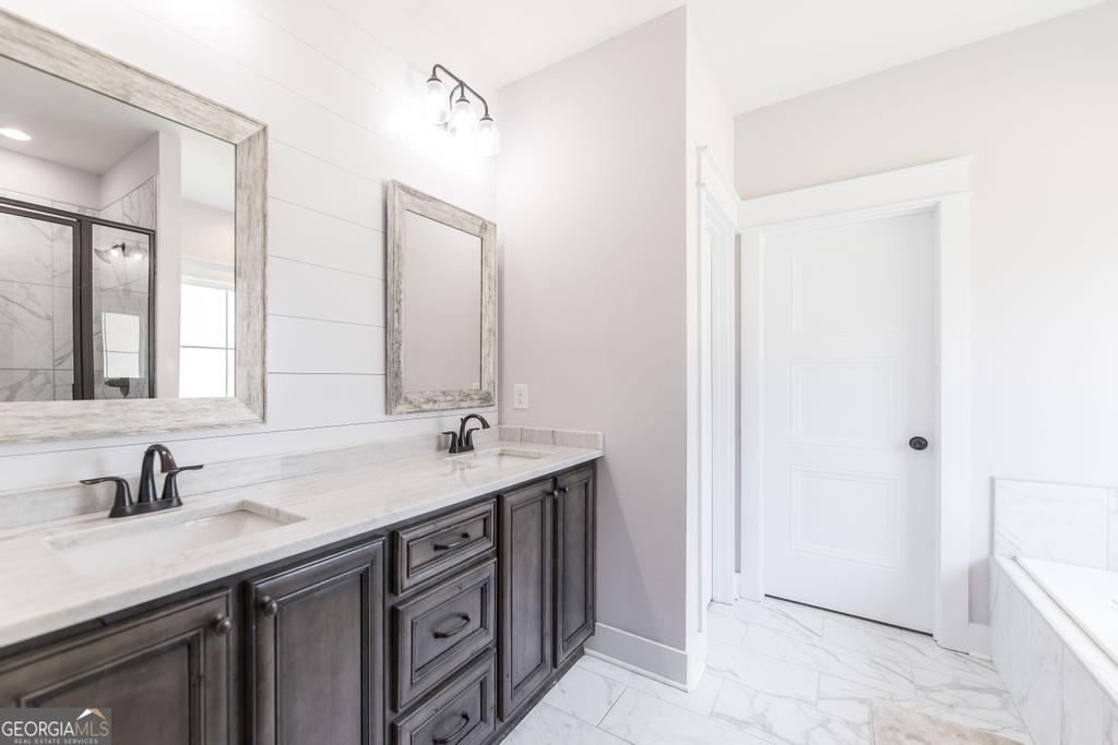 113 Flat Rock Lane Perry, GA 31069 - Photo 29 of 39 a bathroom with a sink and a mirror