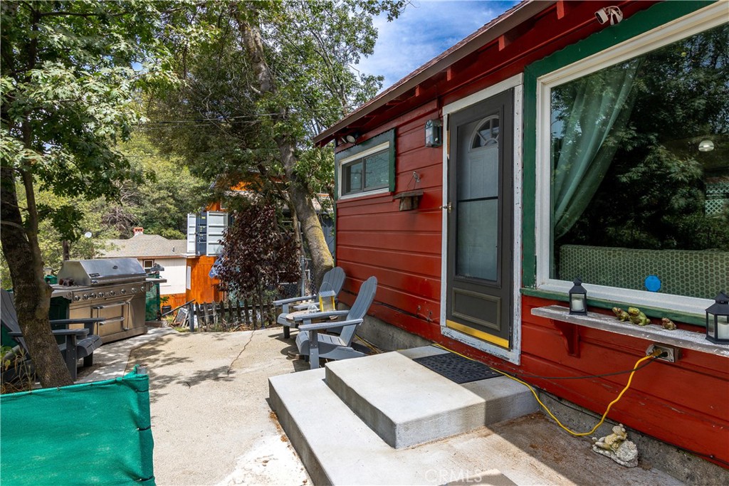 23526 Knapps Cutoff Crestline, CA 92325 - Photo 23 of 30 a view of backyard with outdoor seating and trees