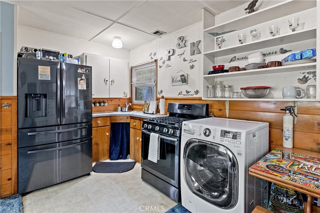 23526 Knapps Cutoff Crestline, CA 92325 - Photo 10 of 30 a utility room with dryer and washer