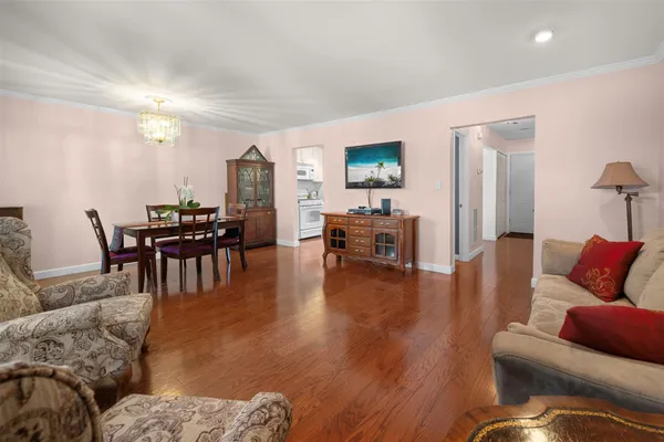 $635,000 | 100 Baker Court, Unit 36, Island Park, NY 11558