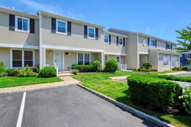 $635,000 | 100 Baker Court, Unit 36, Island Park, NY 11558