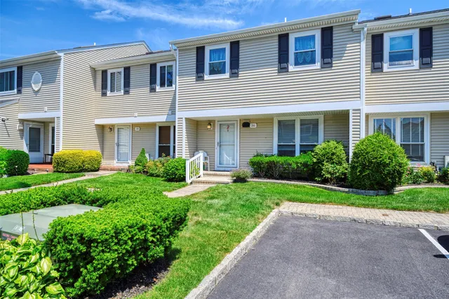 $635,000 | 100 Baker Court, Unit 36, Island Park, NY 11558