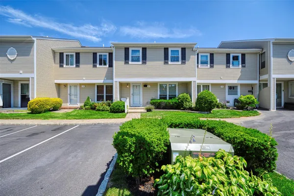 $635,000 | 100 Baker Court, Unit 36, Island Park, NY 11558