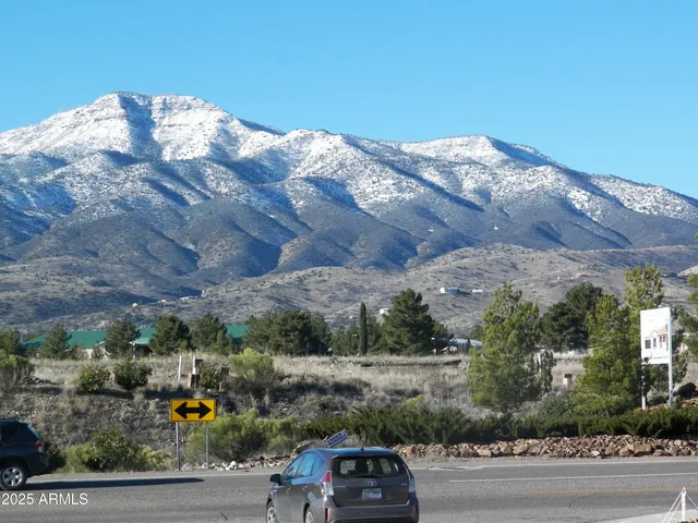 a view of a parking area
