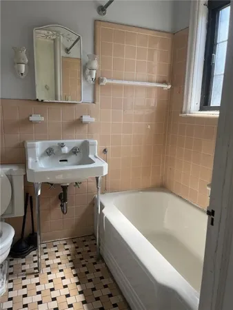 $950 | 5917 Walnut Street, Unit 1, Pittsburgh, PA 15232