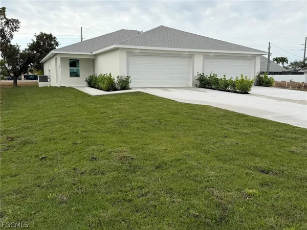 a view of a yard in front of a house
