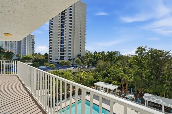 $949,900 | 5550 Heron Point Drive, Unit 304, Naples, FL 34108