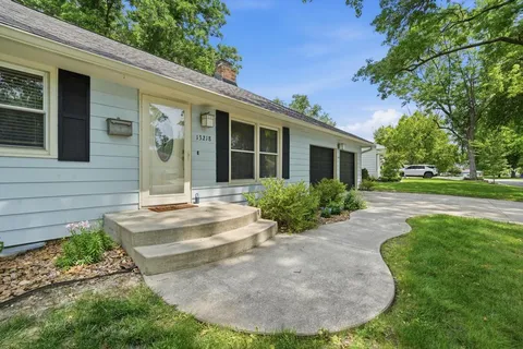 $325,000 | 13218 West 96th Street, Lenexa, KS 66215