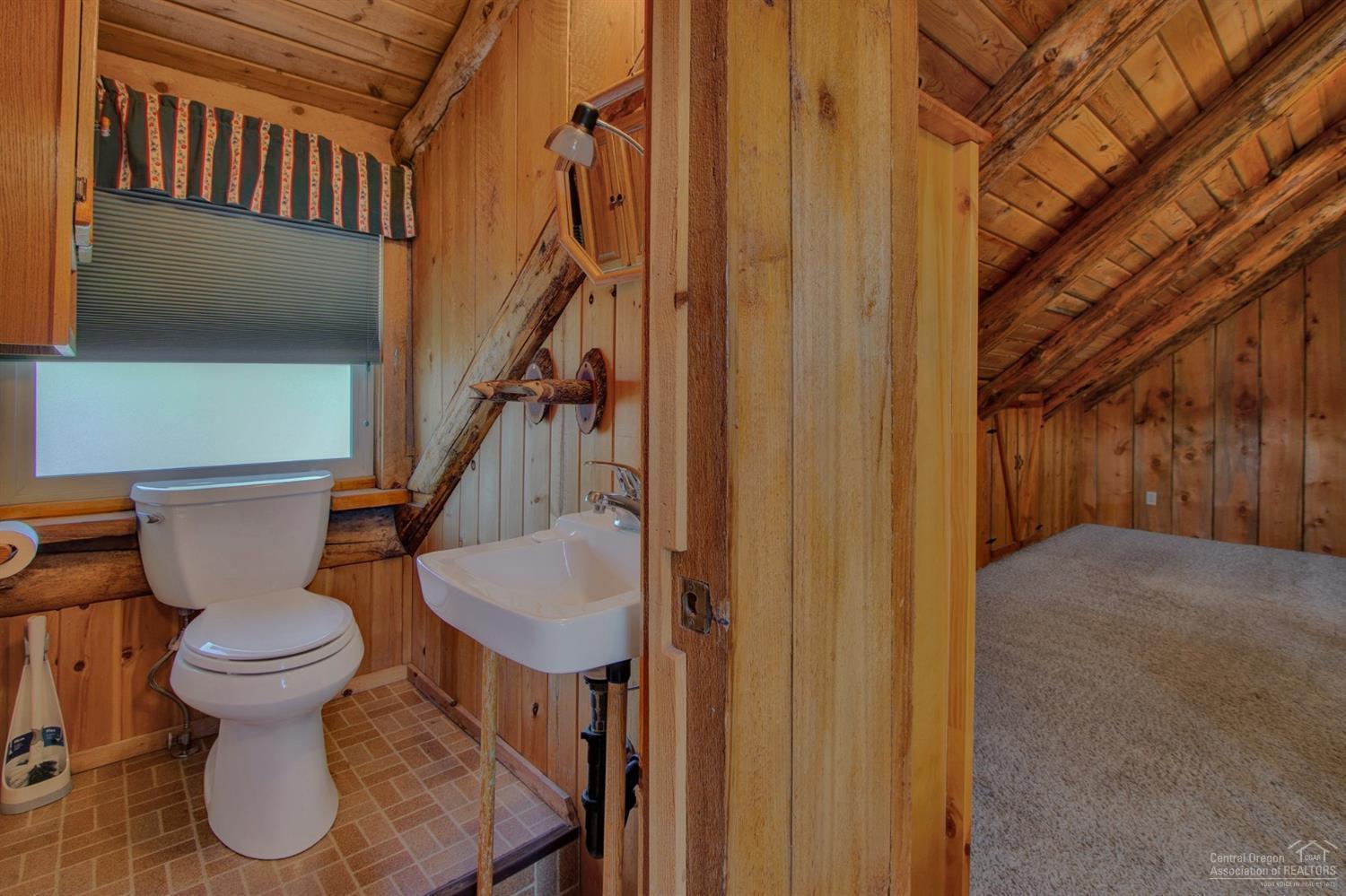6171 Southwest Badger Road Terrebonne, OR 97760 - Photo 21 of 25 Upstairs Bathroom