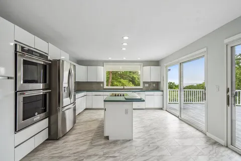 $1,399,989 | 542 Montauk Highway, Southampton, NY 11968