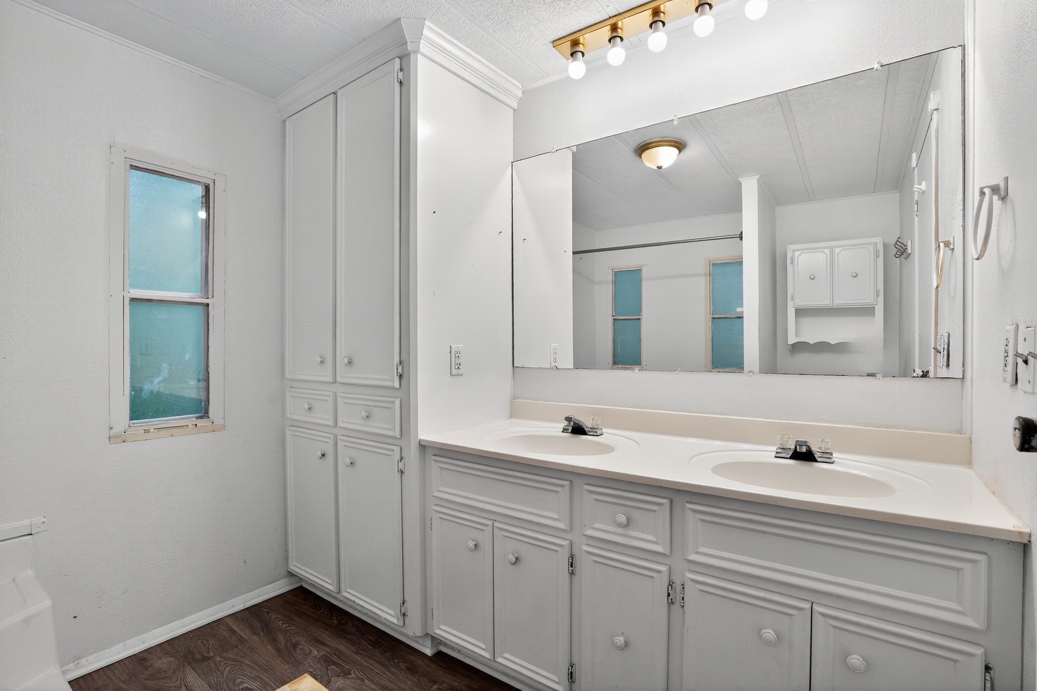 3 Meadowlark Trinity, TX 75862 - Photo 10 of 22 a bathroom with double vanity sink and mirror