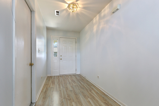 16054 Golf View Drive Lockport, IL 60441 - Photo 3 of 27