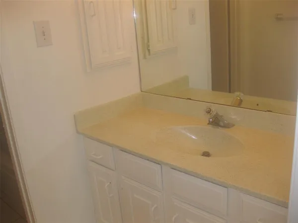 $1,690 | 2610 Lakehill Lane, Unit 17C, Carrollton, TX 75006