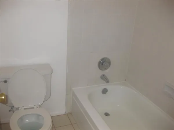 $1,690 | 2610 Lakehill Lane, Unit 17C, Carrollton, TX 75006