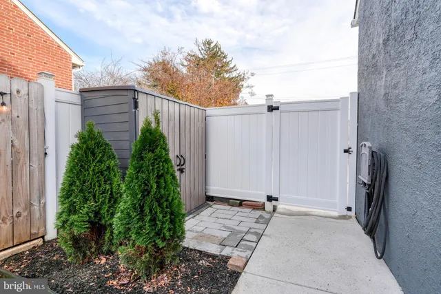 a view of a house with backyard and garden