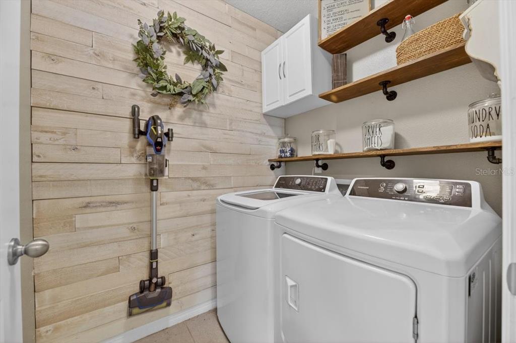 3246 South Northview Road Plant City, FL 33566 - Photo 17 of 57 a utility room with dryer and washer