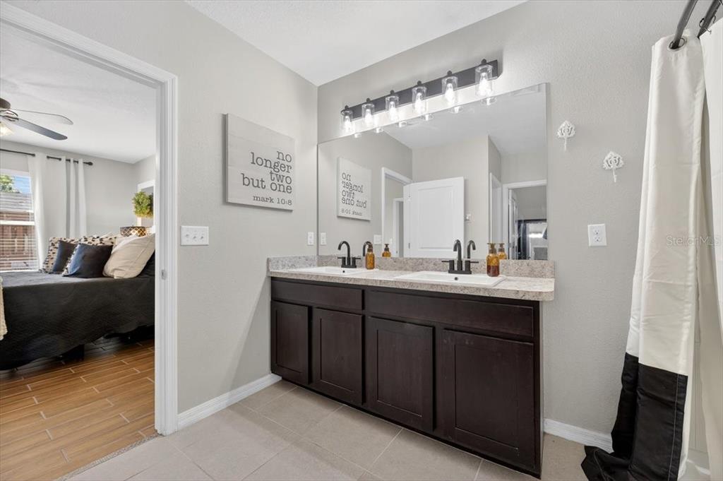 3246 South Northview Road Plant City, FL 33566 - Photo 22 of 57 a bathroom with a double vanity sink mirror and bathtub