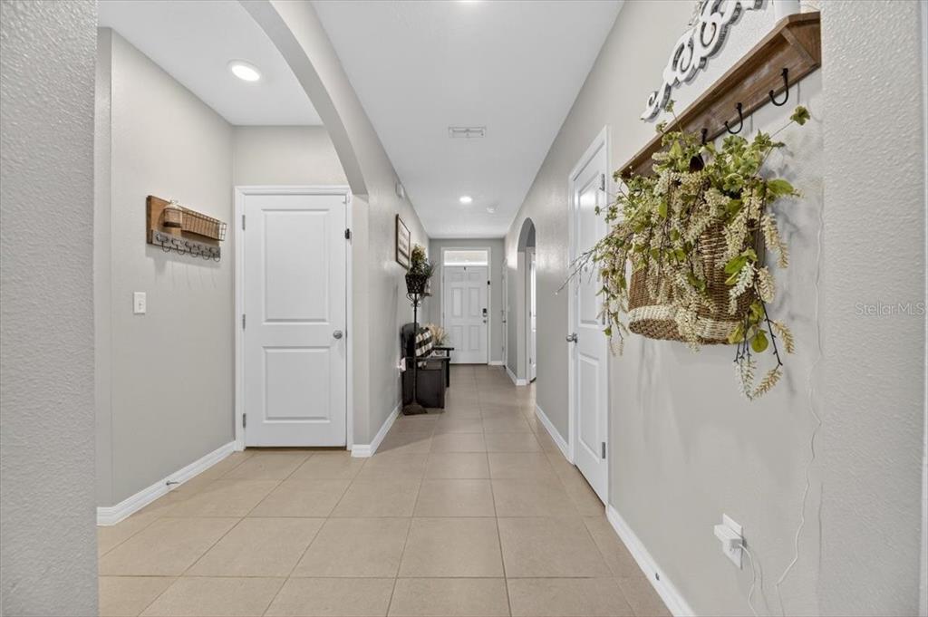 3246 South Northview Road Plant City, FL 33566 - Photo 32 of 57 a view of a hallway with entryway