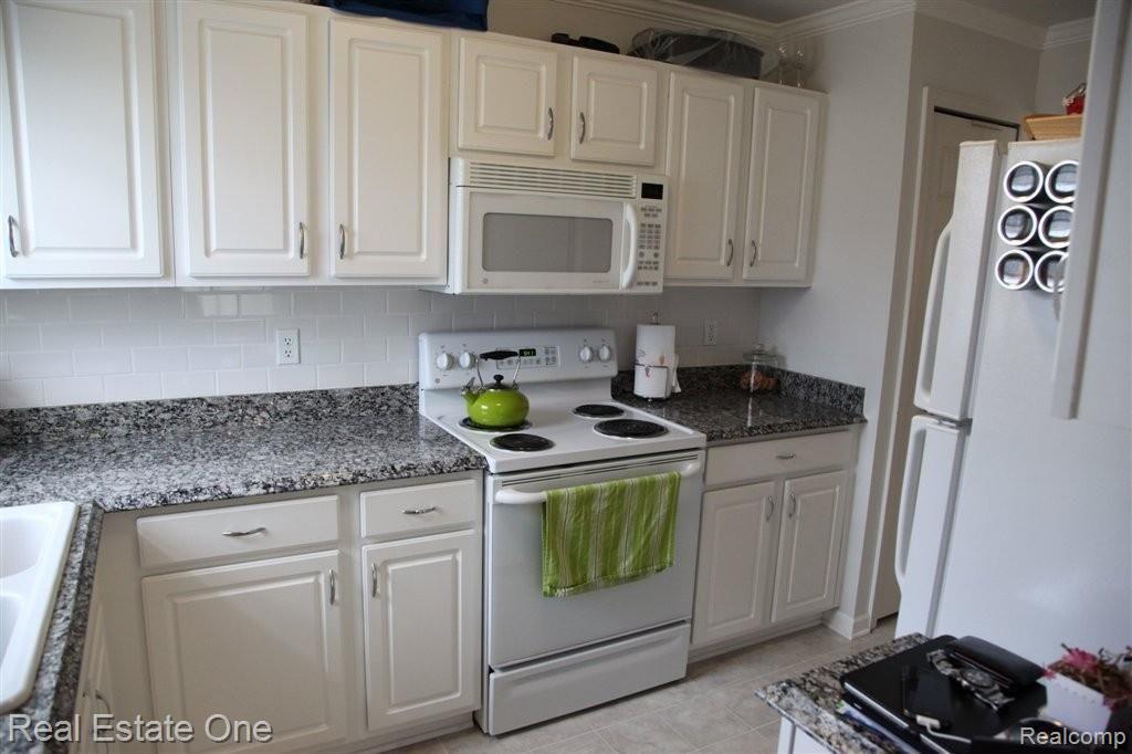 1968 Flagstone Circle, Unit 114 Rochester, MI 48307 - Photo 7 of 24 Kitchen