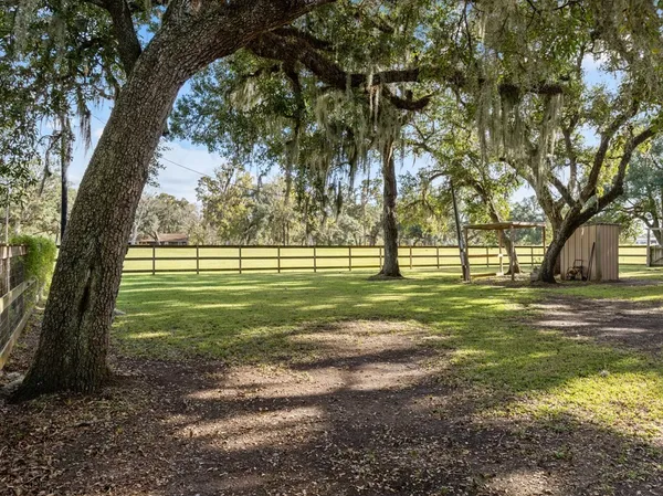 $292,500 | 101 Oak Creek Drive, Van Vleck, TX 77482