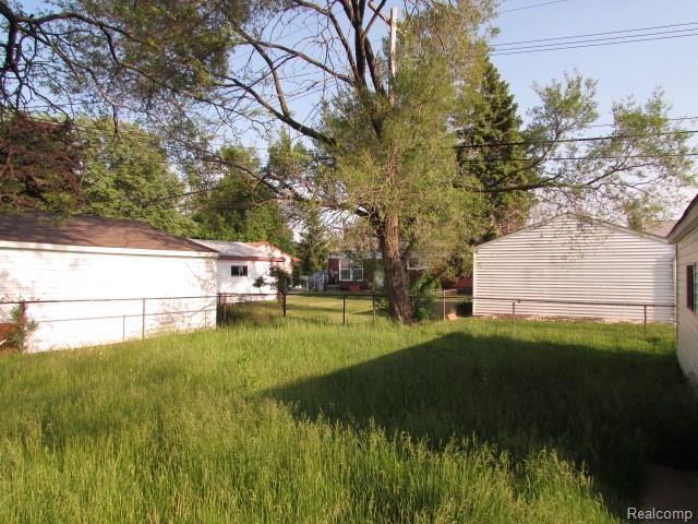 3638 Rome Avenue Warren, MI 48091 - Photo 18 of 18 3638 Rome-yard.JPG
