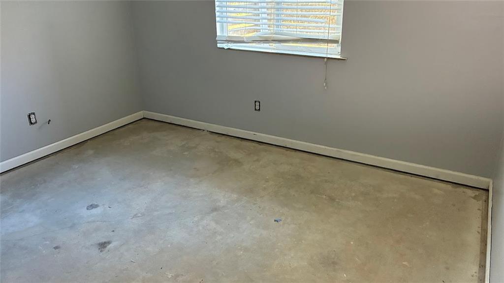 3800 Kensingwood Trace Decatur, GA 30032 - Photo 29 of 58 an empty room with a window