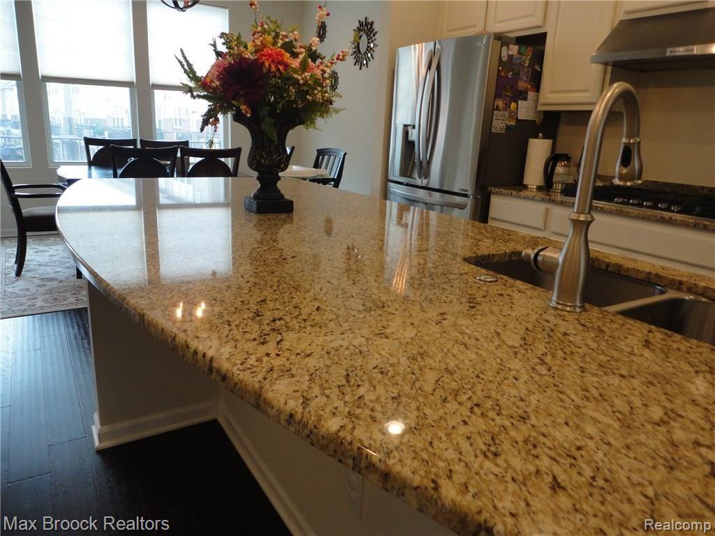 326 Glenhurst Boulevard, Unit 27 Rochester, MI 48307 - Photo 9 of 29