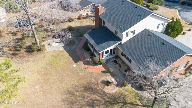 a view of a house with a yard