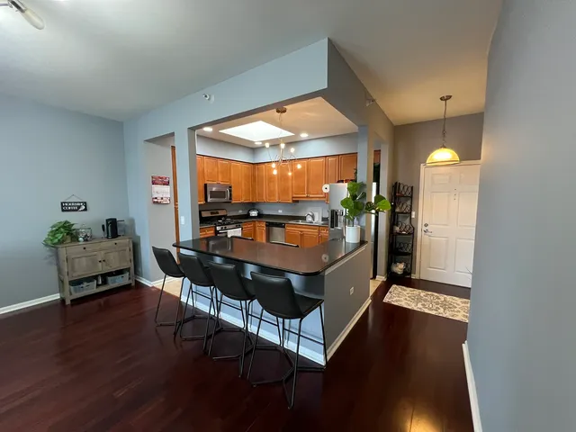 $305,000 | 390 Western Avenue, Unit 706, Des Plaines, IL 60016