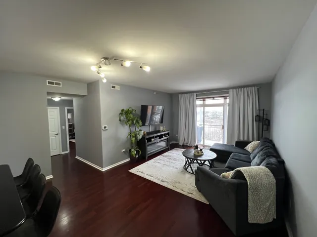 $305,000 | 390 Western Avenue, Unit 706, Des Plaines, IL 60016